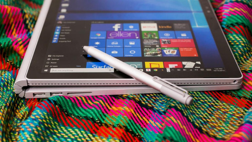 Das Surface Book lässt sich alternativ auch mit umgeklappter Tastatur wie ein Tablet verwenden. So genutzt hat es eine bessere Grafikleistung, da in der Tastaturbasis eine&nbsp;Nvidia-Geforce-Grafikkarte mit eigenem Speicher (1 GB GDDR5) steckt.