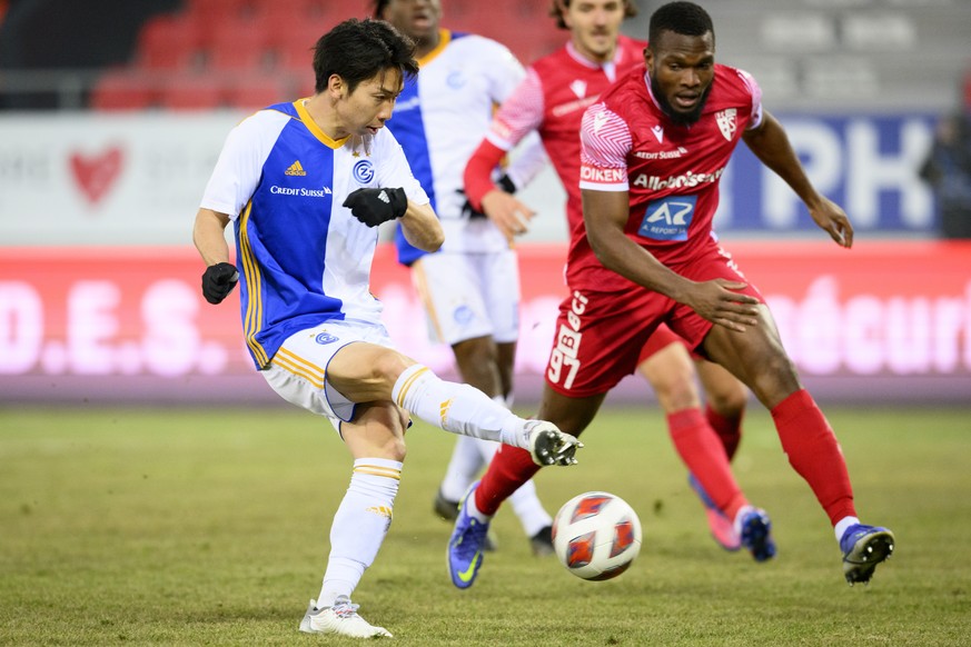 Le milieu zuerichois Hayao Kawabe, gauche, lutte pour le ballon avec le defenseur valaisan Dimitri Cavare, droite, lors de la rencontre de football de Super League entre le FC Sion et Grasshopper Club ...