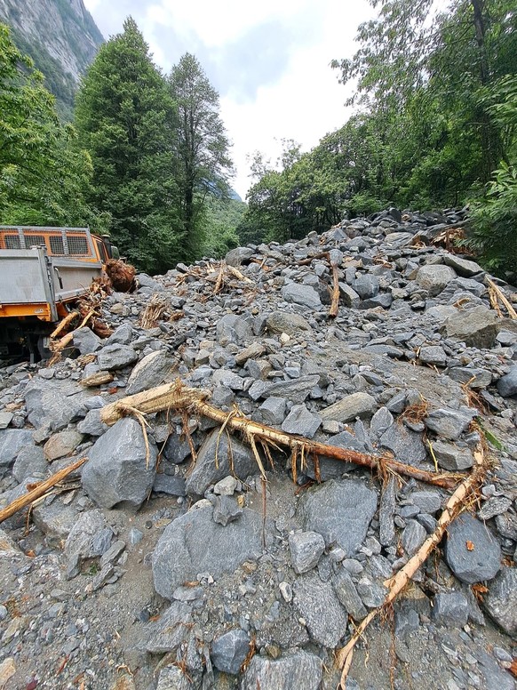 Die einzige durchs Val Bavona führende Strasse wurde zwischen den Weilern Mondada und Fontana komplett verschüttet (30. Juni 2024)