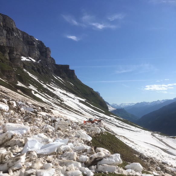 Schneerutsch im Mai auf dem Klausenpass.