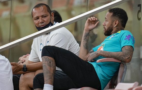 Brazil&#039;s Neimar, right, talks with his father Neymar da Silva Santos after a training session in Manaus, Brazil, Wednesday, Oct. 13, 2021. Brazil will face Uruguay in a qualifying soccer match fo ...