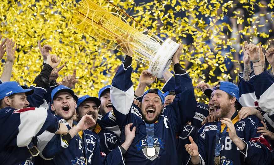 EV Zug-Captain Jan Kovar jubelt mit dem Pokal nach dem Sieg im siebten Eishockey Playoff-Finalspiel der National League zwischen dem EV Zug und den ZSC Lions, am Sonntag, 1. Mai 2022, in der Bossard A ...