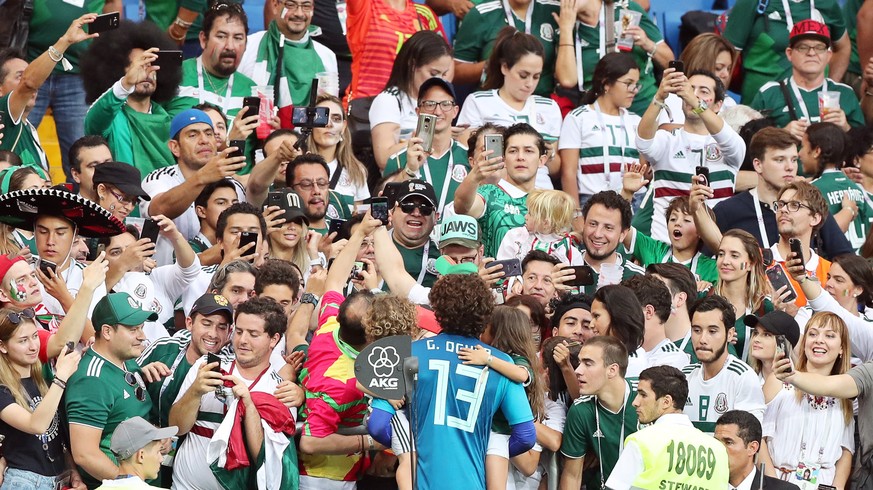 epa06834133 Mexico&#039;s goalkeeper Guillermo Ochoa (C) celebrates with fans after the FIFA World Cup 2018 group F preliminary round soccer match between South Korea and Mexico in Rostov-On-Don, Russ ...