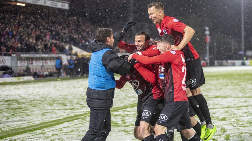 Die Aarauer feiern das 3:0 beim Challenge League Meisterschaftsspiel zwischen dem FC Aarau und FC Lausanne Sport vom Samstag, 4. Mai 2019 in Aarau. (KEYSTONE/Urs Flueeler)