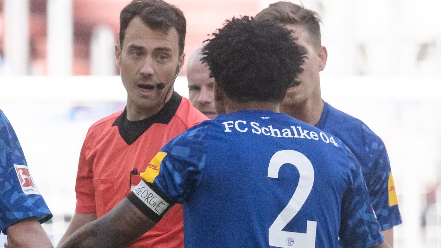 epa08454613 Schalke&#039;s Weston McKennie (C) wears an armlet reading &#039;Justice for George&#039;, during the German Bundesliga soccer match between FC Schalke 04 and Werder Bremen in Gelsenkirche ...