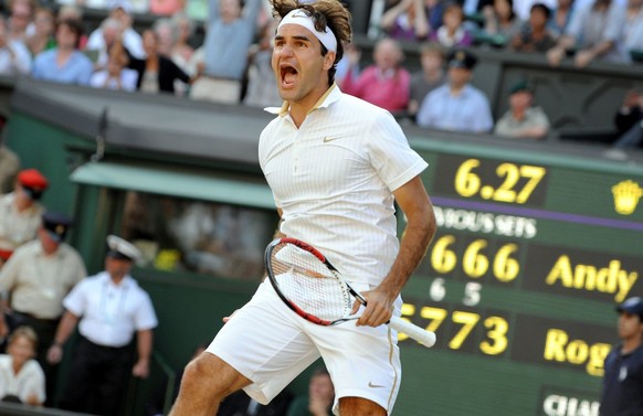 epa01784243 Roger Federer of Switzerland celebrates his victory over Andy Roddick of the US in their men&#039;s singles final match for the Wimbledon Championships at the All England Lawn Tennis Club, ...