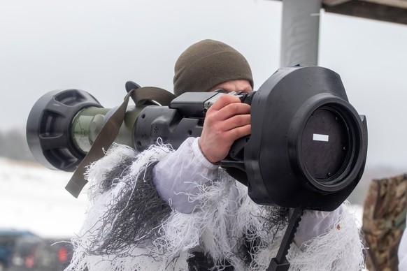 Ein ukrainischer Soldat mit einer NLAW, welche von der schwedischen Firma Saab hergestellt wird. Alleine Grossbritannien soll der Ukraine 4200 Stück dieser Waffe geliefert haben, wie die New York Times berichtet.