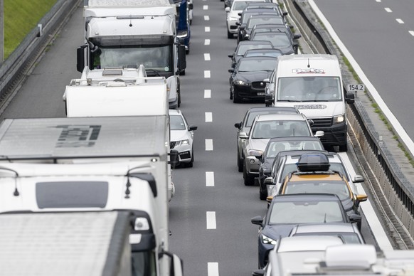 Der Feiertags Reiseverkehr auf der Autobahn A-2 vor dem Gotthardtunnel zwischen Goeschenen und Erstfeld in Richtung sueden staut sich bei Erstfeld auf mehrere Kilometer laenge, am Mittwoch, 28. Mai 20 ...
