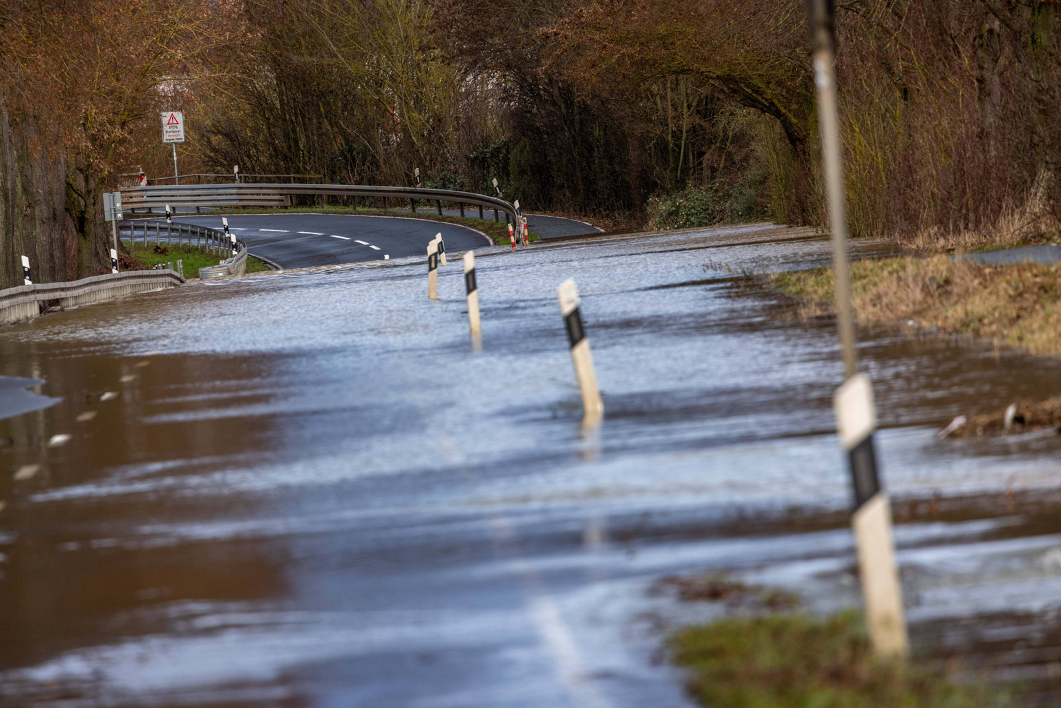 Hochwasser in Hessen Die Lahn ist bei Heuchelheim wegen Hochwasser über die Ufer getreten und hat u.a. die Landstraße L3359 überflutet, die daher aktuell gesperrt ist., Heuchelheim Hessen Deutschland ...