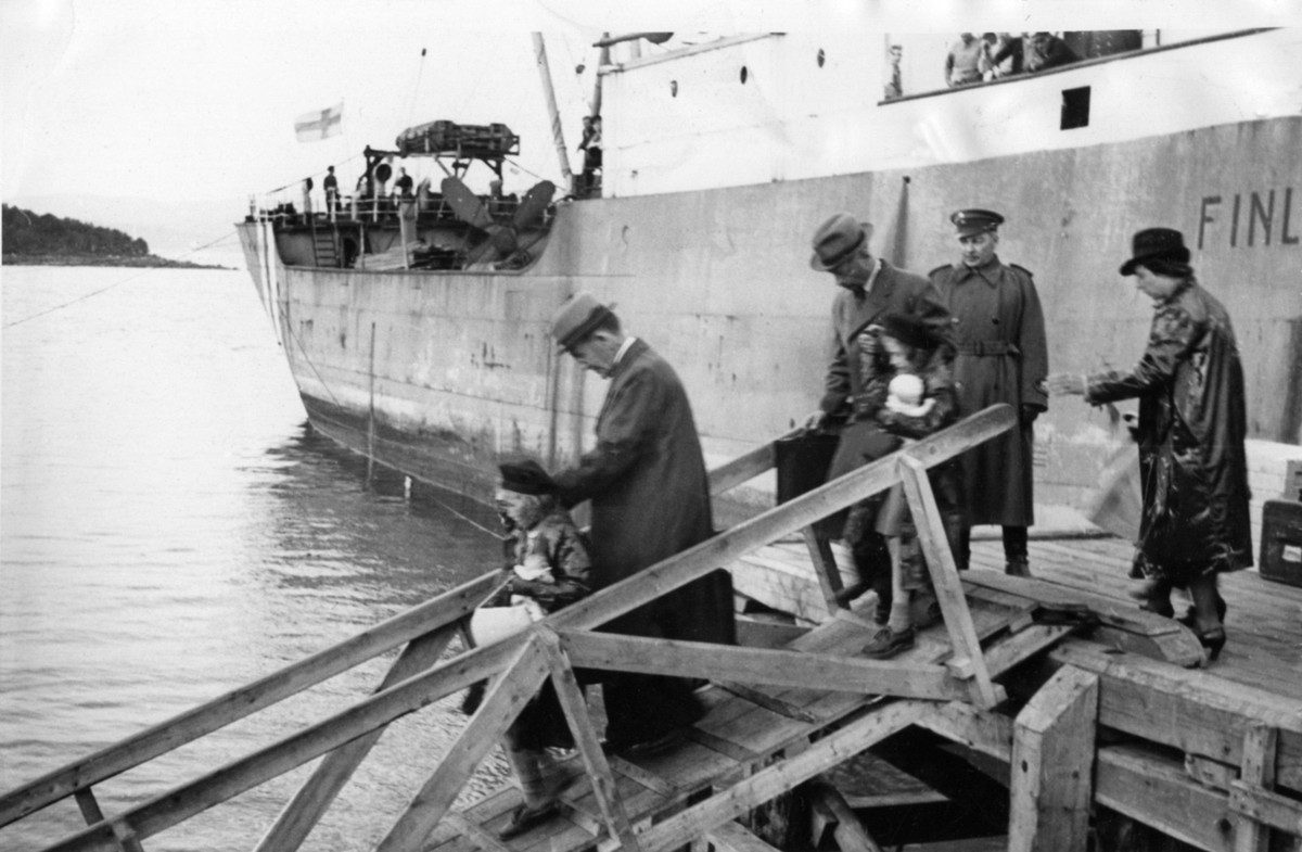 Ragnhild, prinsessa Norge och Astrid, prinsessa Norge, i hamnen, i Petsamo, Finland. De skall resa till USA med fartyget American Legion. Familjen, resor. 1940-08-20 c / Aftonbladet / IBL Bildbyra * * ...