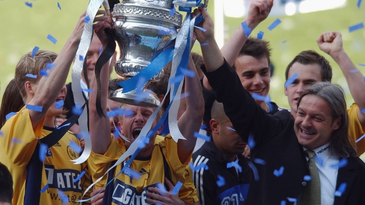 Der Wiler Patrick Winkler, sein Trainer Stefan Lehmann, rechts, und die Wiler Mannschaft jubeln mit dem Cup der Cupsieger nach dem Fussball Cupfinal zwischen dem Grasshopper-Club Zuerich und dem FC Wi ...