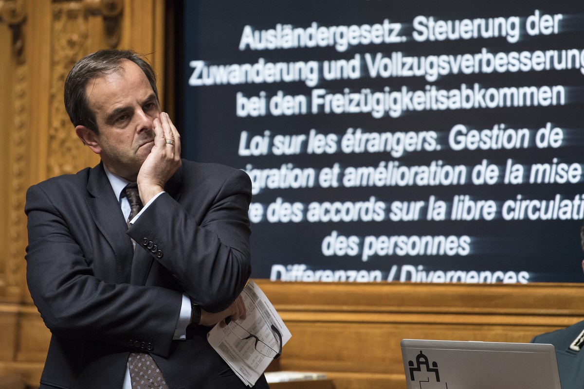 Nationalrat und CVP-Parteipraesident Gerhard Pfister, CVP-ZG, verfolgt eine Rede, waehrend der Diskussion zum Auslaendergesetz und der Steuerung der Zuwanderung und Vollzugsverbesserungen bei den Frei ...