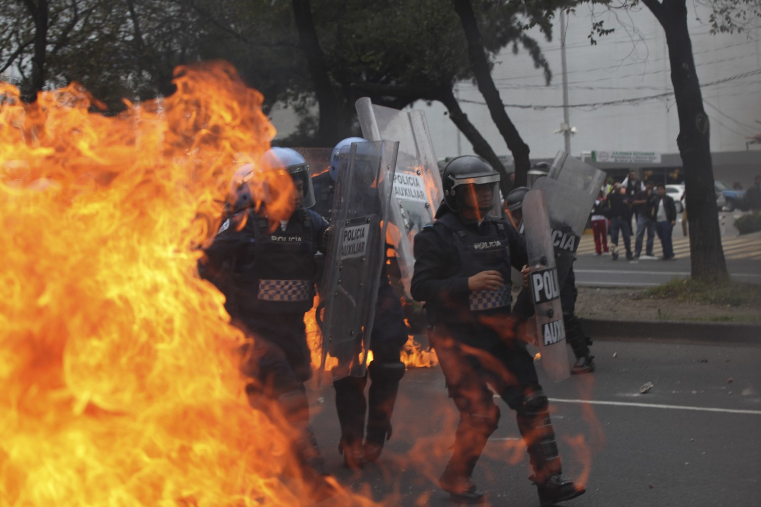 Die Gewalt nimmt zu. Am Flughafen von Mexiko-Stadt lieferten sich die Polizei und die Demonstranten Strassenschlachten.&nbsp;