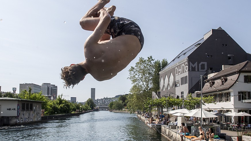 Schwungvoll in die Abkühlung: junger Mann in Aktion an der Limmat in Zürich. (Archivbild)