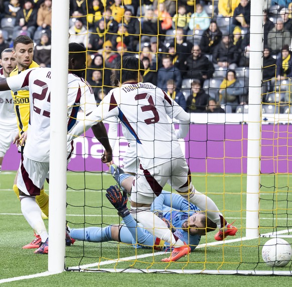 CAPTION CORRECTION: CORRECTS SIMBAKOLI TO ADAMS - Darian Males (YB), 2. links, schiesst ein Tor gegen Kasim Adams (SFC), Torhueter Jeremy Frick (SFC), und Keigo Tsunemoto (SFC), im Fussball Meistersch ...