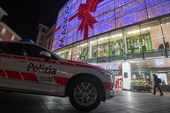 Das Kaufhaus Manor an der Piazza Dante in Lugano am Dienstag, 24. November 2020. Am Nachmittag kurz nach 14.00 Uhr ist es im Kaufhaus zu einer Messerstecherei gekommen. Wie die Tessiner Kantonspolizei ...