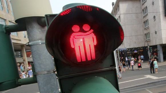 News Bilder des Tages Anl舖slich des CSD Christopher Street Day hat die Stadt Frankfurt als erste Stadt Deutschlands dauerhaft gleichgeschlechtliche Ampelpersonen an einer Fuﾟg舅gerampel an der Konstabl ...