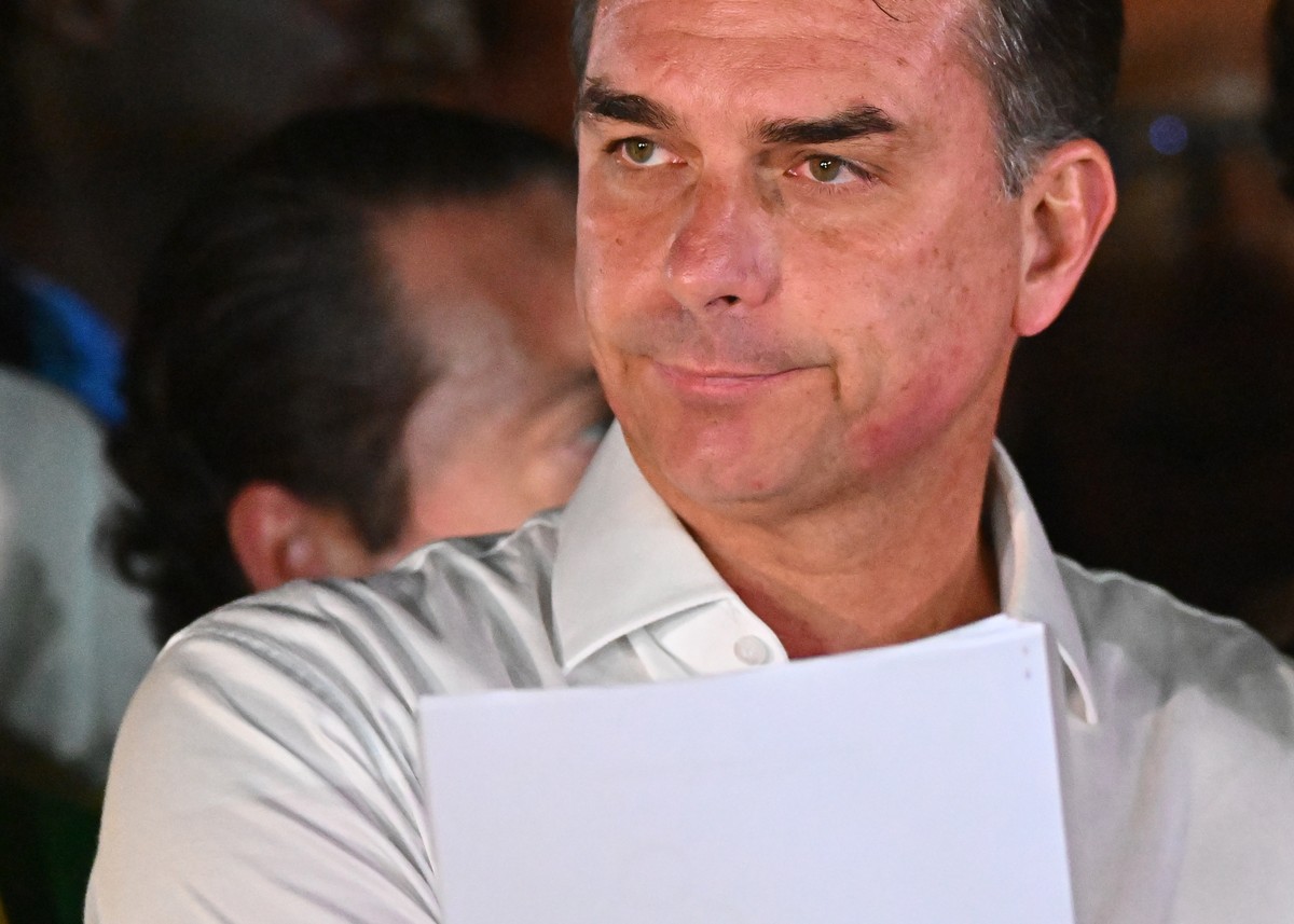 epa13332043 Brazilian presidential candidate Flavio Bolsonaro delivers a speech after the presidential runoff election in Brasilia, Brazil, 25 October 2026. Brazilian President Luiz Inacio Lula da Sil ...