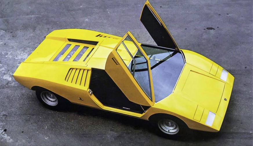 Lamborghini COuntach LP500 1971 design auto retro 
https://www.classic-trader.com/de/magazin/wp-content/uploads/sites/4/2021/03/1971-Lamborghini-Countach-LP-500-yellow-2.jpg