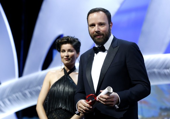 Regisseur Yorgos Lanthimos durfte von Laetitia Casta den Pries der Jury für seinen Film «Lobster» entgegennehmen.