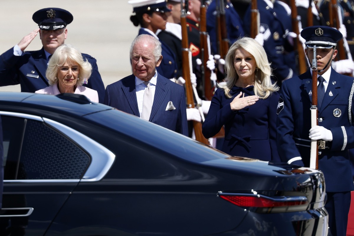 epa12917861 Britain's King Charles III (C) and Queen Camilla (L) arrive at Joint Base Andrews in Maryland, USA, 27 April 2026. King Charles III and Queen Camilla are visiting the US on four-day s ...