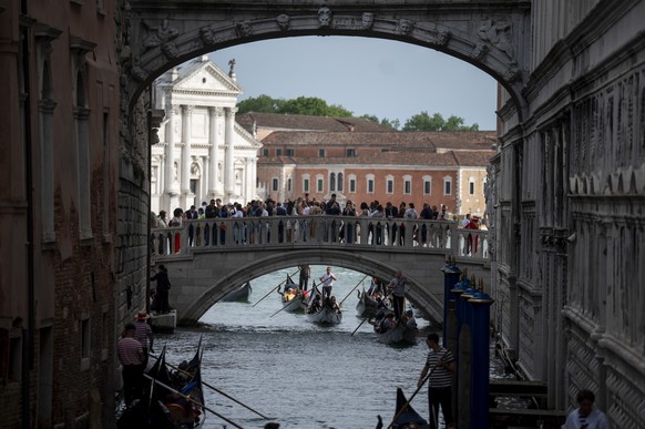 epa12942944 Boats operate in a canal in Venice, Italy, 08 May 2026 (issued 09 May 2026). The 61st edition of the Venice International Art Biennale runs from 09 May to 22 November 2026. EPA/ZOLTAN BALO ...