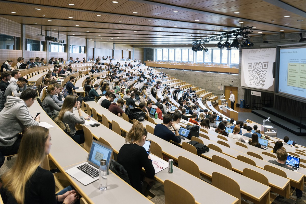 ARCHIVBILD ZUM BILDUNGSBERICHT DES WBF, AM DIENSTAG, 19. JUNI 2018 - Students follow Prof. Dr. Christoph Lechner's lecture "Strategic Management" in the lecture hall "Auditorium ma ...