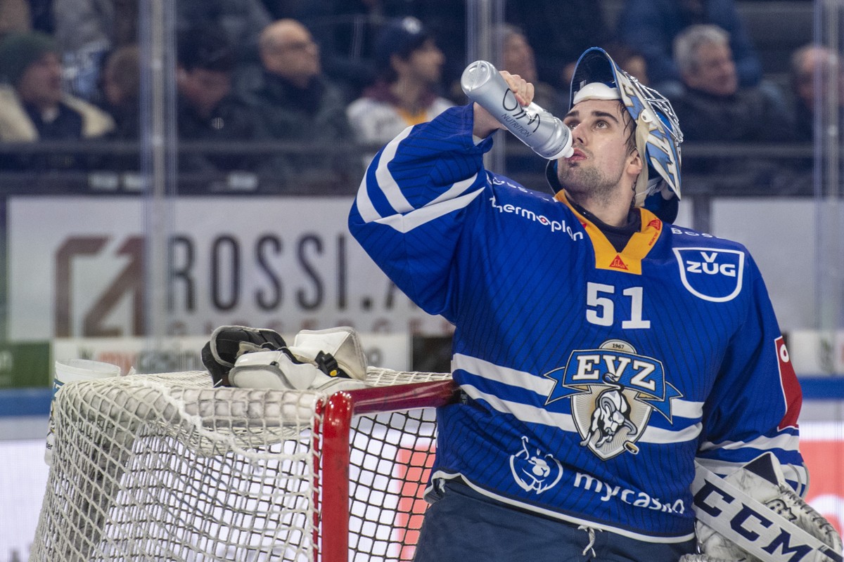 Luca Hollenstein von Zug beim Eishockey Meisterschaftsspiel der National League zwischen dem EV Zug und dem SCL Tigers am Dienstag, 19. Dezember 2023 in Zug. (KEYSTONE/Urs Flueeler).