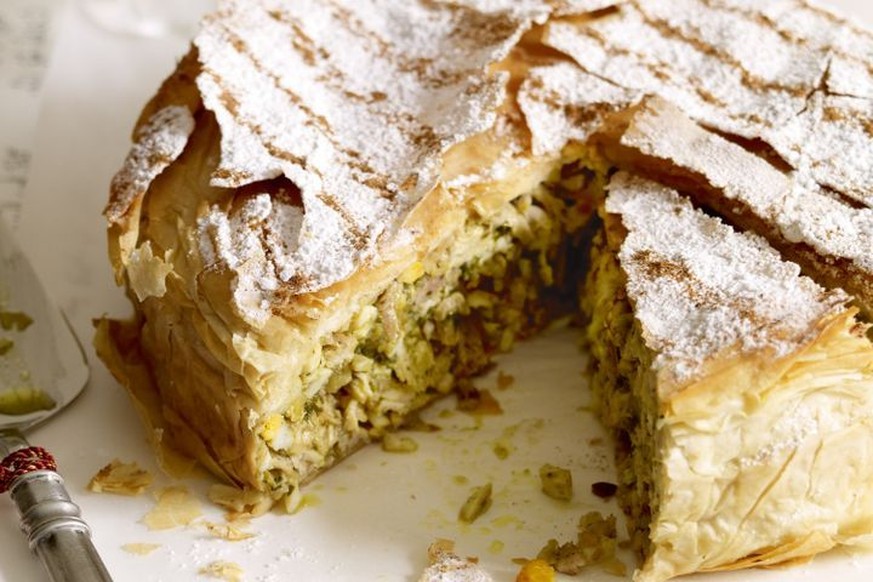 pastilla b&#039;stilla taube essen food marokko pie kuchen https://www.taste.com.au/recipes/marrakech-bstilla/6c62c9bd-2e9f-4433-a8ef-b437f3d9ae72