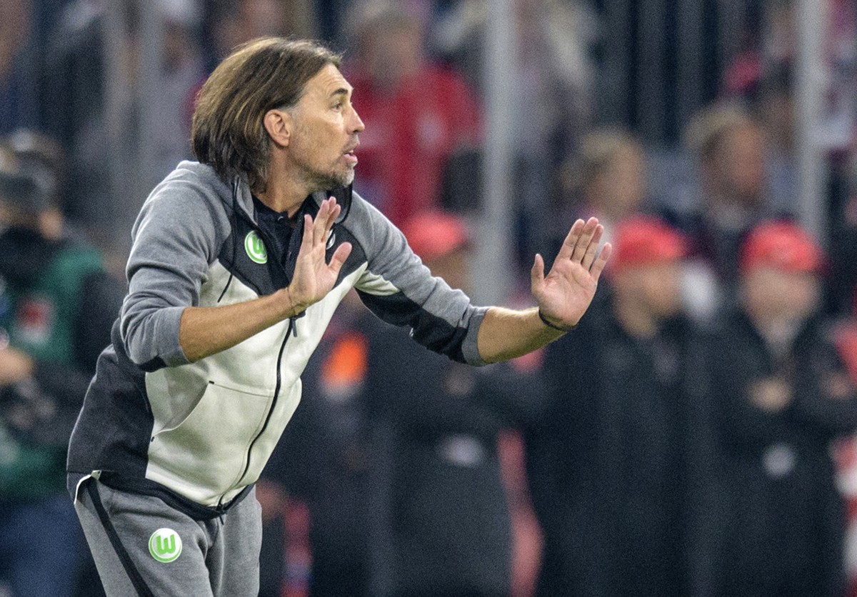 Wolfsburg's coach Martin Schmidt gestures during the match against Bayern Munich, during the German Bundesliga soccer match between FC Bayern Munich and VfL Wolfsburg in Munich, Germany, Friday,  ...