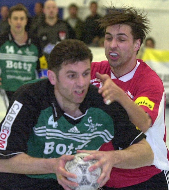 Marc Baumgartner, rechts, von Pfadi Winterthur, kaempft gegen Martin Rubin,links, von Wacker Thun, im Handball Match Wacker Thun gegen Pfadi Winterthur, am Mittwoch, 23. Februar 2000 in Thun. (KEYSTON ...