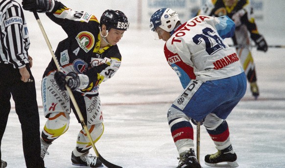 ARCHIVBILD ZUM SDA-TEXT UEBER FRIBOURG-GOTTERON VON 1992 BIS 1994, AM FREITAG, 27. MAERZ 2020 - Slawa Bykow, links, HC Fribourg-Gotteron, und Mikael Johansson, EHC Kloten, im Meisterschaftsspiel der N ...