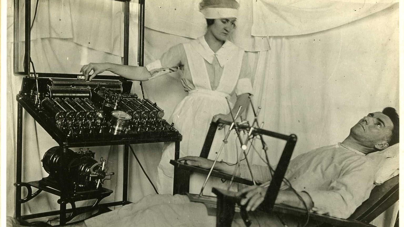 Elektrotherapie zur Behandlung von psychischen Problemen, circa 1916.