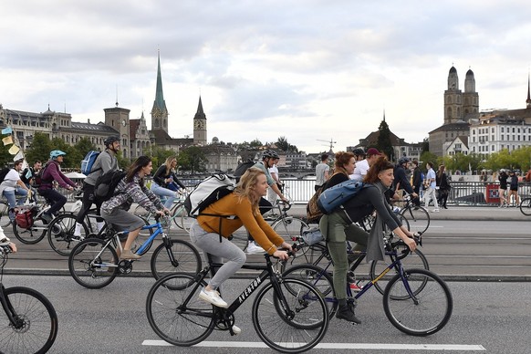 Critical Mass in Zuerich am Freitag, 30. Juli 2021. Etwa tausend Velofans sind am Freitagabend erneut in grossen Gruppen durch die Stadt gefahren Ð trotz schlechtem Wetter. (KEYSTONE/Walter Bieri)