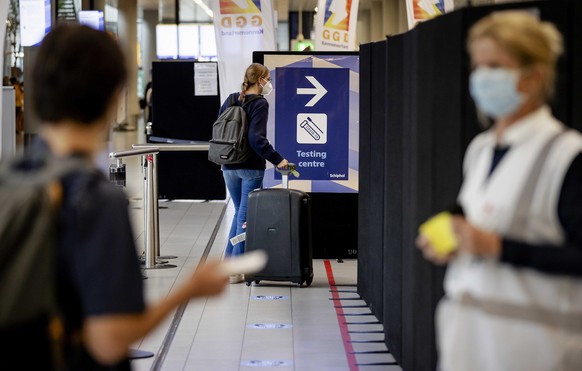 epa08624433 The corona test lane at Amsterdam Schiphol Airport, 25 August 2020. Travel advice for Spain has been tightened from yellow to orange, as travelers from an orange or red area can voluntaril ...