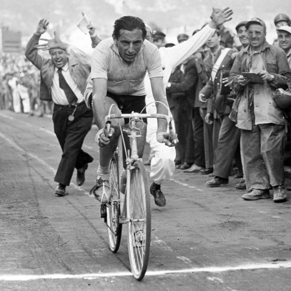 RECORD DATE NOT STATED Giro d Italia 1952: Stage winner Fausto Coppi Giro d Italia 1952: Stage winner Fausto Coppi. Copyright: RDB/ATP 1032_05_rdb00179928