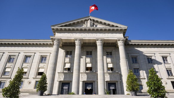 Deux policiers de l'Office federal de la police, gardent l'entree du Tribunal federal lors de la ceremonie officielle du 150eme anniversaire du Tribunal federal le jeudi 15 mai 2025 a Lausan ...