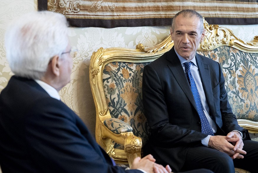 epa06768345 A handout photo made available by the Quirinal Palace press office shows former Italian spending review commissioner Carlo Cottarelli (R) meeting with Italian President Sergio Mattarella ( ...