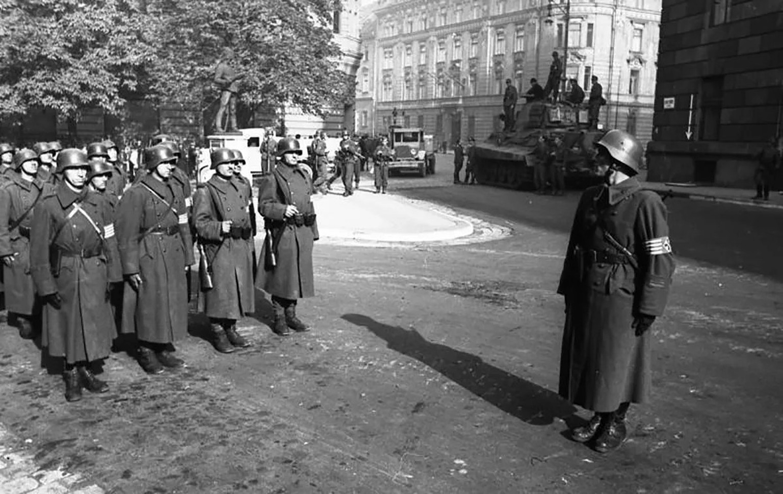 Die ungarischen Pfeilkreuzler verbreiteten in Budapest Angst und Schrecken. Das Bild wurde im Oktober 1944 gemacht.
https://commons.wikimedia.org/wiki/File:Bundesarchiv_Bild_101I-680-8283A-07A,_Budape ...