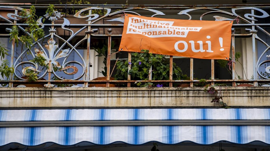 Un drapeau en faveur de l&#039;initiative multinationales responsables (Konzern-verantwortungs initiative) est visible sur un balcon d&#039;une habitation le mardi 13 octobre 2020 a Lausanne. Le 29 no ...