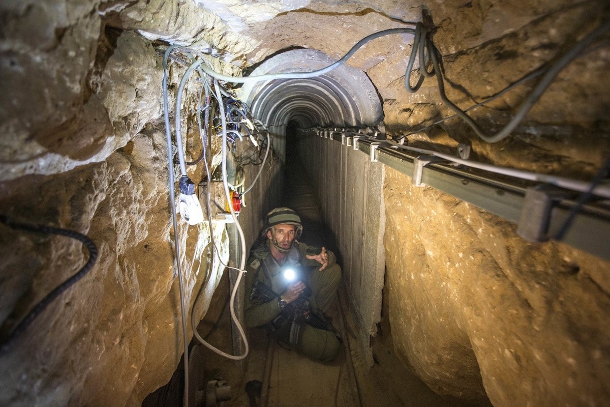 Un soldat israélien inspecte un tunnel du Hamas.