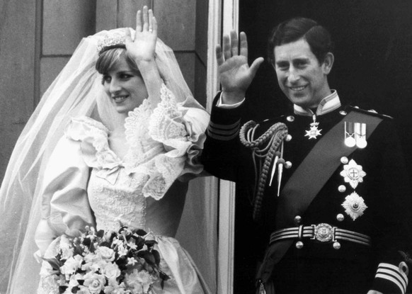 Prinz Charles und Lady Diana winken am 29. Juli 1981 nach ihrer Heirat auf dem Balkon des Buckingham Palace einer euphorischen Menge zu. (KEYSTONE/EPA/PA/Str)