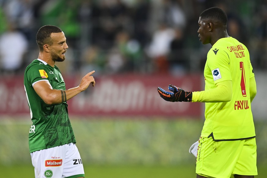 St. Gallens Nicolas Luechinger, links, und Sions Torhueter Timothy Fayulu nach dem Fussball Super League Spiel zwischen dem FC St. Gallen und dem FC Sion, am Samstag, 21. August 2021, im Kybunpark in  ...