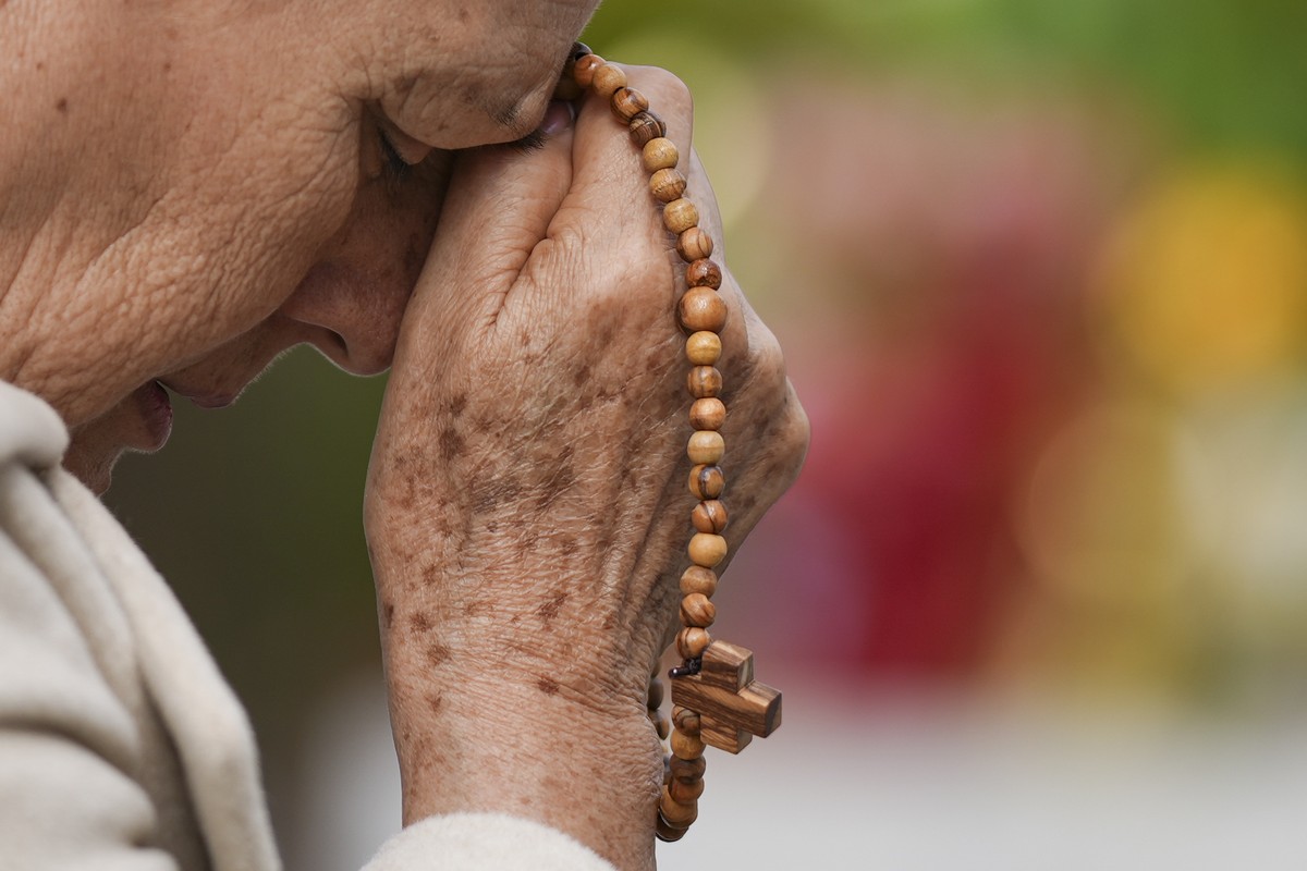 A woman prays for Pope Francis in front of the Agostino Gemelli Polyclinic, in Rome, Saturday, March 8, 2025, where the Pontiff is hospitalized since Feb. 14. (AP Photo/Andrew Medichini)
APTOPIX Italy ...