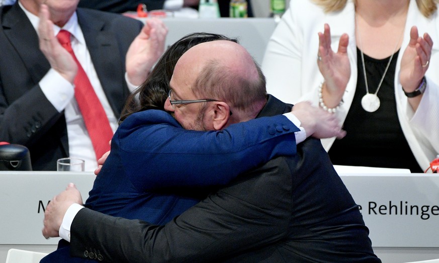 epa06461292 Andrea Nahles (L), parliamentary group leader of the Social Democratic Party (SPD), and Martin Schulz (R), leader of the Social Democratic Party (SPD), react during a voting at the extraor ...