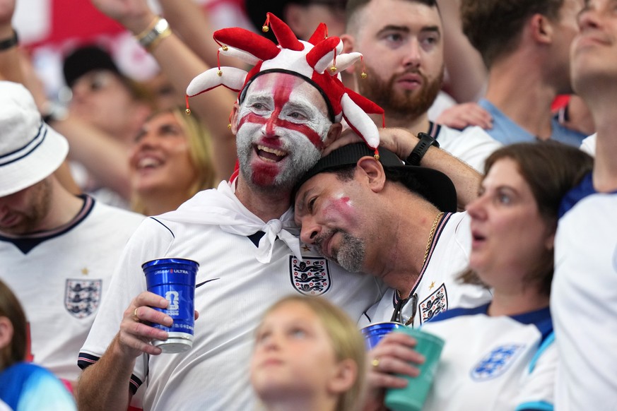 epa13045425 Supporters of England celebrate winning the FIFA World Cup 2026 group stage match England against Croatia, in Dallas, Texas, USA, 17 June 2026. EPA/JEFFREY MCWHORTER
