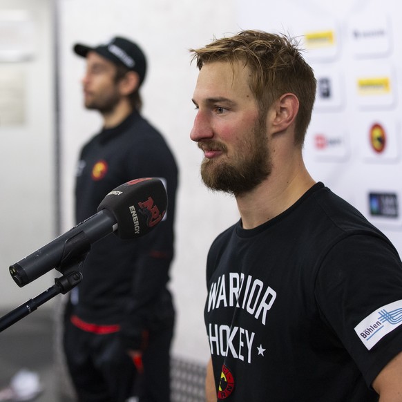 SCB Spieler Tristan Scherwey, SCB Captain Simon Moser und Florence Schelling, Sportchefin SCB, von vorne, geben Interviews waehrend einem Medientreffen, am Dienstag, 29. September 2020, in der Postfin ...