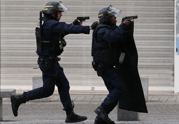 Die Pariser Polizei erschiesst zwei Autoinsassen (Symbolbild).
