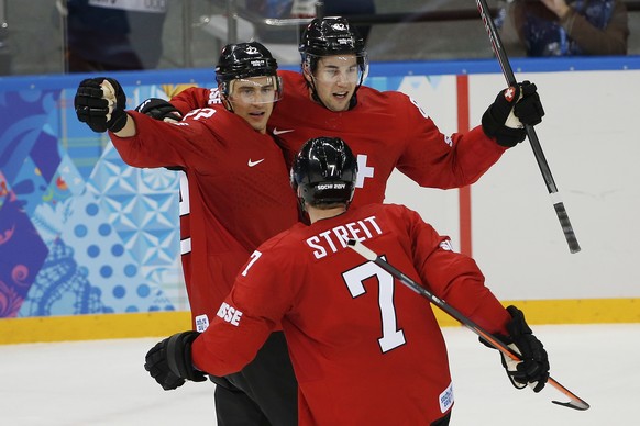 Simon Moser feiert sein Tor gegen die Letten mit Nino Niederreiter und Mark Streit.
