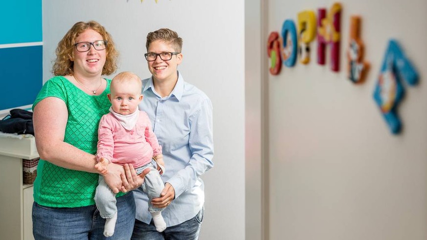 Lesbisches Pärchen Tamara und Nicole Freiburghaus mit Tochter Sophie